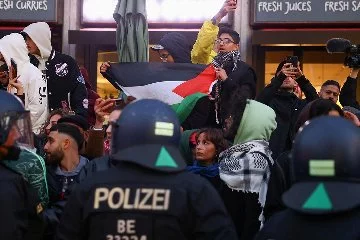 Amsterdam Üniversitesi'nde Filistin'e destek gösterisine polis müdahale etti!