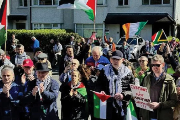 Almanya'da Bild gazetesi, İsrail'i protesto eden akademisyenleri hedefe koydu!