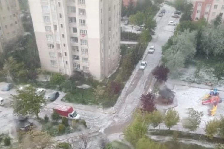 Ankara'da şiddetli dolu yağışı etkili oldu