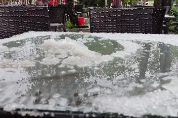 Ardahan'da dolu yağışı sonucu kent beyaza büründü