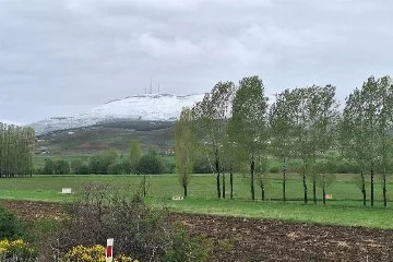 Bayburt'un yüksek tepelerine kar yağdı