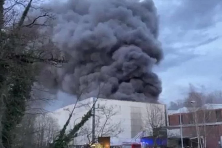 Berlin'de fabrika yangını sonrasında "zehirlenme" uyarısı yapıldı