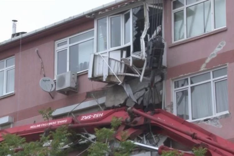 Beton pompası 2 kez apartmanın üzerine devrildi: 2 balkon çöktü