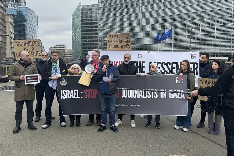 Brüksel'de gazeteciler Gazze'deki meslektaşlarının katledilmesini protesto etti