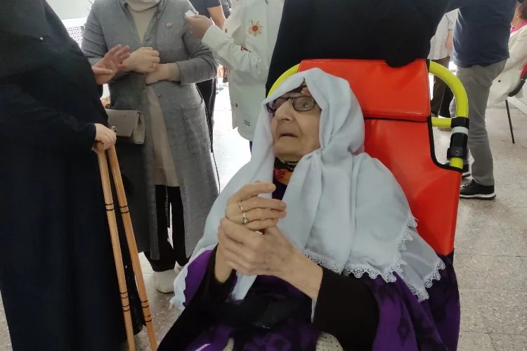 Bursa'da 91 yaşındaki seçmen sandığa sedye ile götürüldü