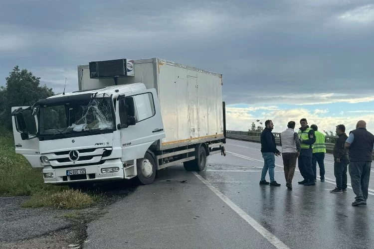 Bursa'da ani fren yapan kamyona 2 araç çarptı
