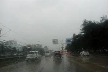 Bursa'da aniden yağan yağmur trafiği felç etti