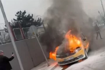 Bursa’da bir taksi alev alev yandı