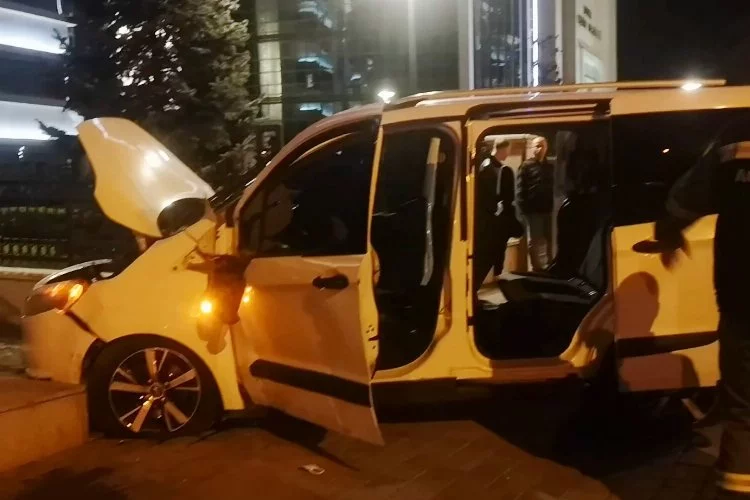Bursa'da dikkatsiz sürücü üst geçide çarptı