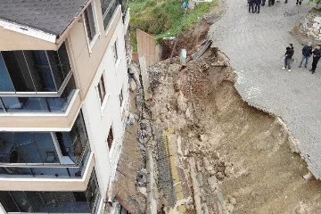 Bursa'da istinat duvarı çöktü!