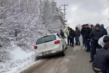 Bursa'da kar yağışı etkisini gösterdi: Yolda kalan sürücülere jandarma el uzattı
