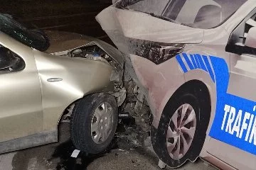 Bursa'da kaza! Otomobil yol kenarındaki polis oto maketine çarptı
