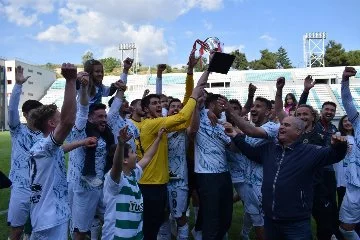 Bursa'da Nilüferli futbolcular şampiyonluk kupasına kavuştu