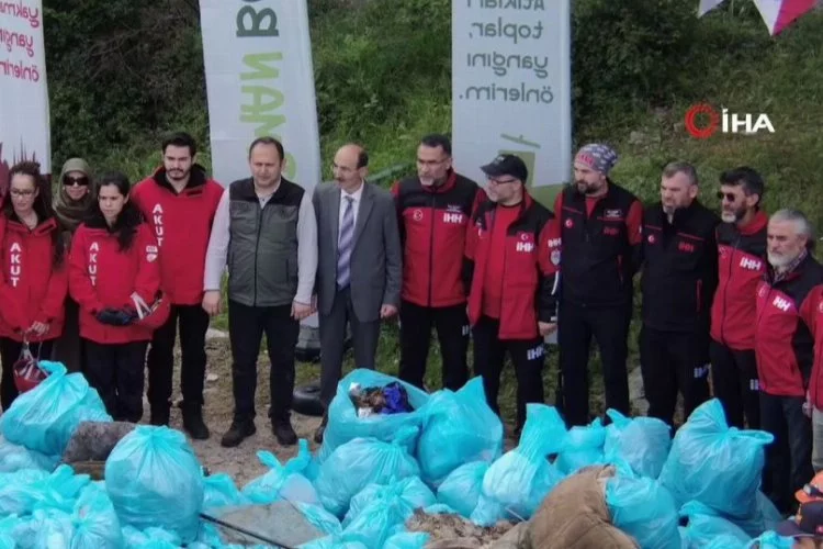 Bursa'da ormana atılan çöpler tek tek toplandı