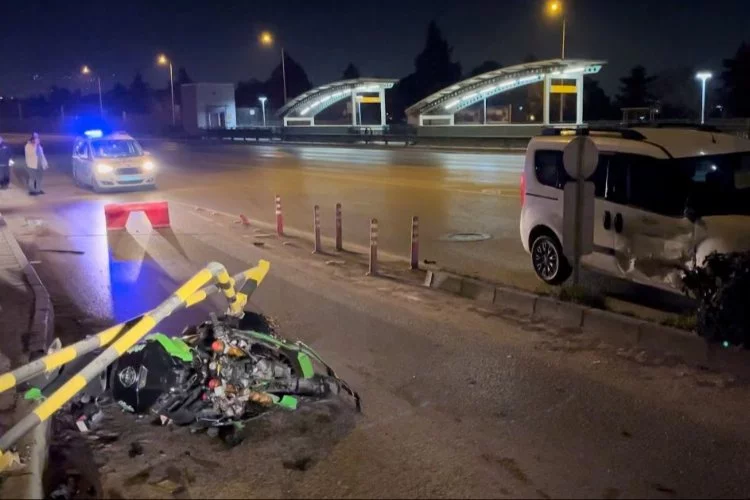 Bursa’da otomobilin çarptığı lüks motosiklet hurdaya döndü