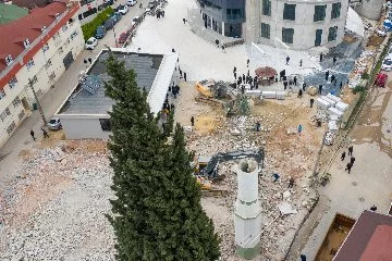 Bursa'da yenisi yapılınca eskisi böyle yıkıldı