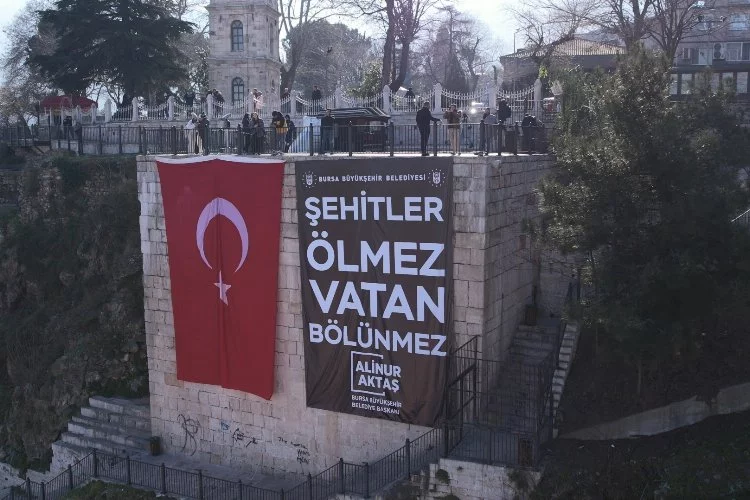 Bursa Kalesine dev pankart: "Şehitler ölmez vatan bölünmez”