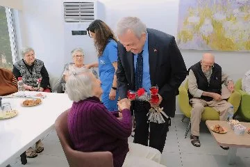 Bursa Nilüfer Belediye Başkanı Şadi Özdemir'den annelere sürpriz ziyaret