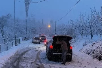 Bursa'nın İznik ilçesinde gece etkili olan kar yağışı sonrası yollar buz tuttu