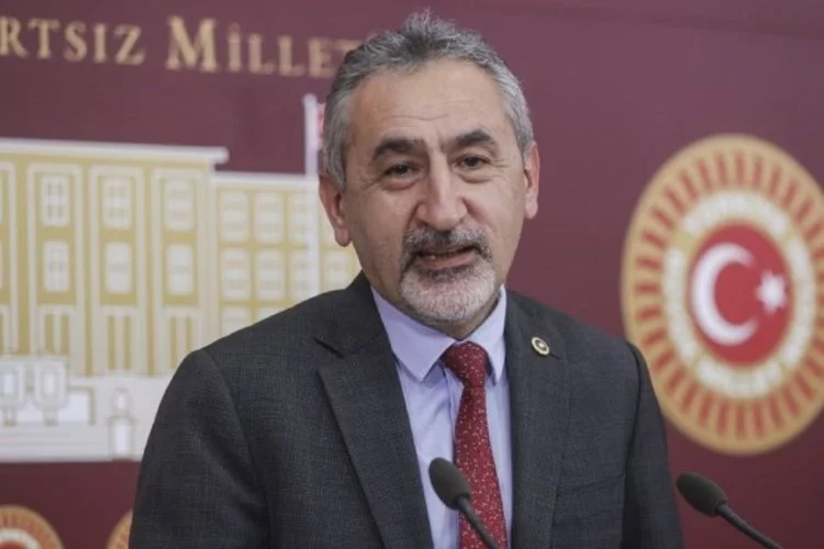 CHP'li vekil Mustafa Adıgüzel, Meclis'te kürsüye arıcıların tulumu ile çıktı