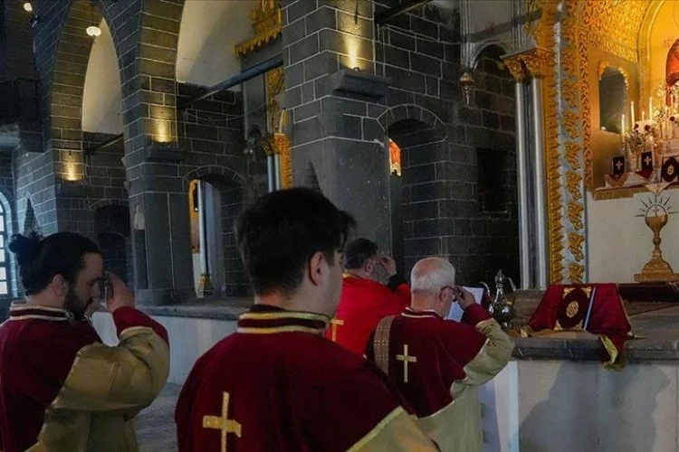 Diyarbakır'da Paskalya Bayramı tarihi kilisede ayin ile kutlandı
