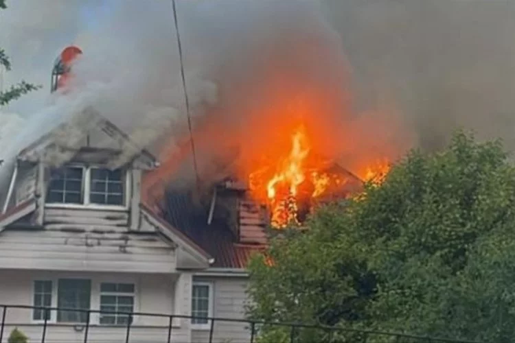 Dubleks evin çatısında çıkan yangın çıktı
