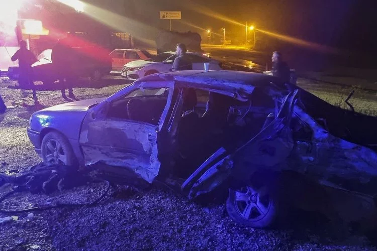 Düzce'de otomobil, TIR ile çarpıştı: 1 ölü, 4 yaralı