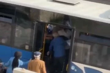 Elazığ'da iki yolcunun kavgası kameralara yansıdı!