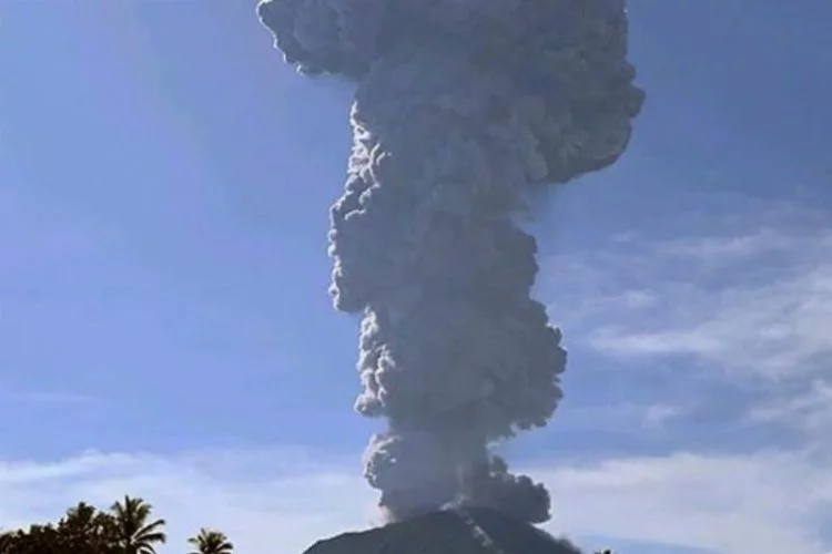 Endonezya'da İbu Yanardağı patladı