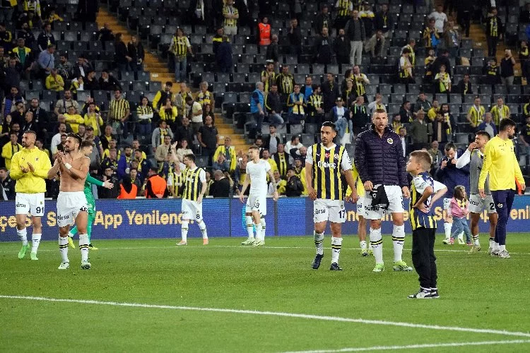 Fenerbahçe, galibiyetini taraftarıyla kutladı