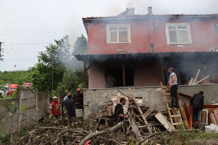 Ferizli'de müstakil evde çıkan yangında hasar oluştu