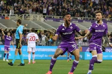 Fiorentina geri düştüğü maçta dönmesini bildi