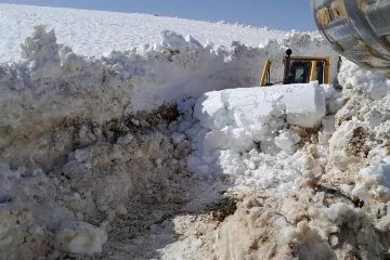 Hakkari'de 5 metrelik karla mücadele sürüyor