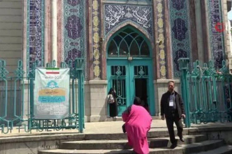 İran'da seçimlerin ikinci turunda oy verme işlemi devam ediyor