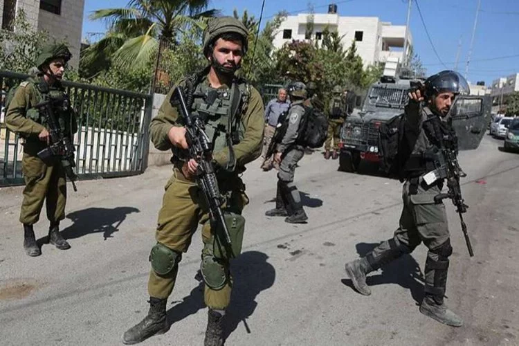 İsrail işgal güçleri, Batı Şeria'nın Azun kasabasında iki evi yıktı!