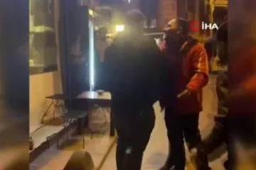 İstanbul'da bir garip olay: Alkollü kadın sokakta gördüğü adamın göbeğine vurdu