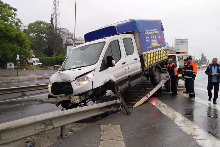 İstanbul'da feci kaza: İBB'ye ait araç, bariyere ok gibi saplandı