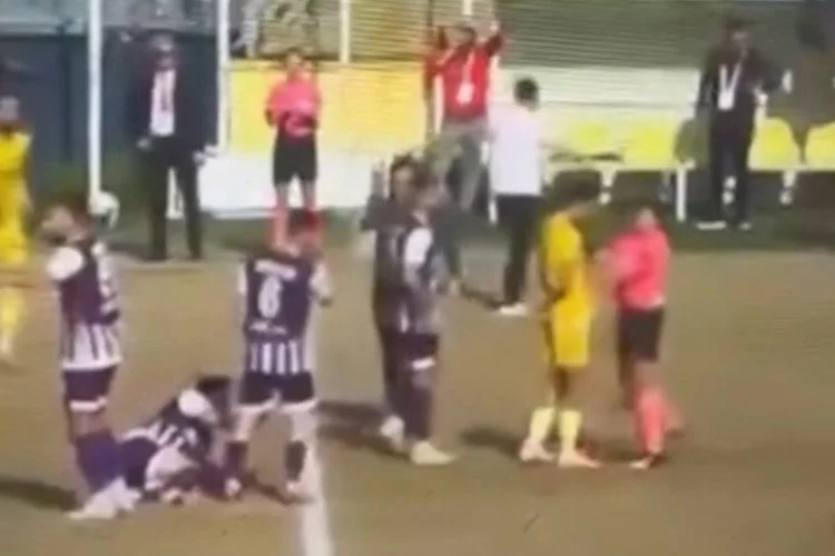 Kadın hakemin iteklediği futbolcu defalarca yuvarlandı