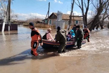 Kazakistan'daki sel nedeniyle tahliye edilenler evlerine dönmeye başlad��