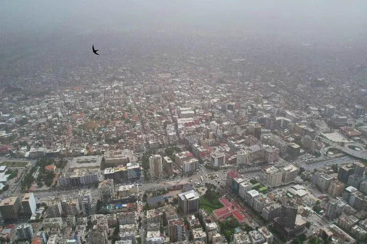 Kenti kaplayan toz bulutu dron ile görüntülendi