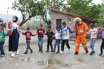 Kızılay gönüllüleri Bitlis köylerinde çocuklara mutluluk dağıtıyor
