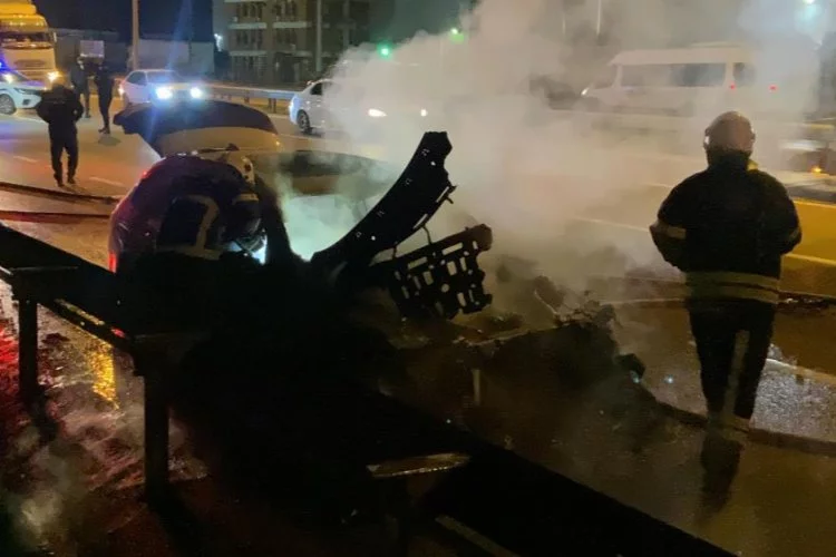 Kocaeli'de seyir halindeki otomobil alev alev yandı - Herkes Duysun