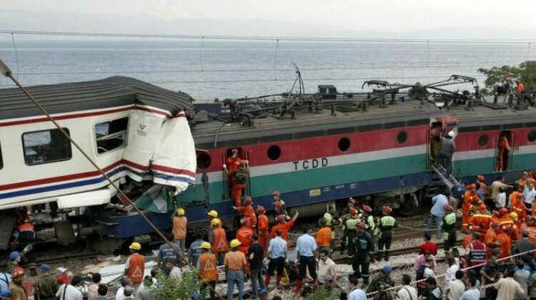 11 Ağustos 2004 - Kocaeli'de 2 tren çarpıştı, 8 kişi öldü