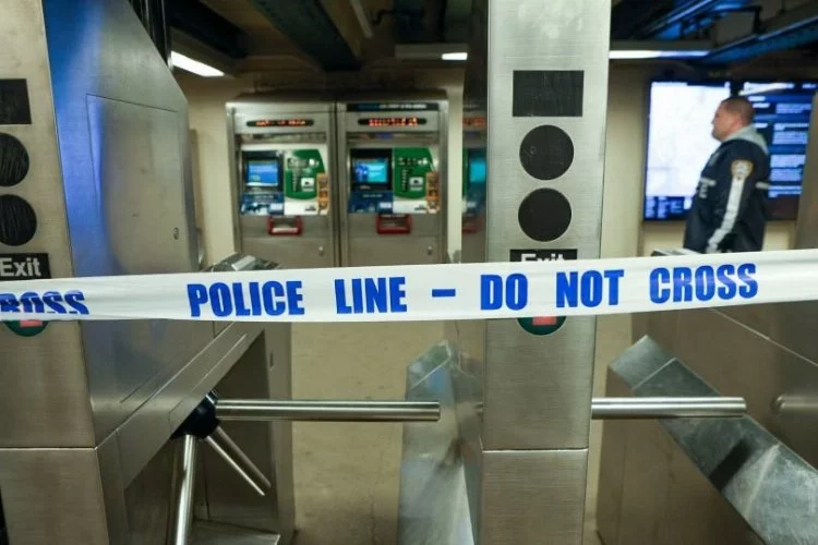 New York metrosunda silahlı saldırı: Ölü ve yaralılar var!