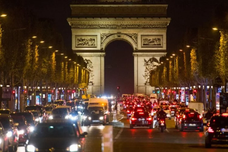 Paris'te SUV otomobillerden alınacak otopark ücreti 3 kat artacak!