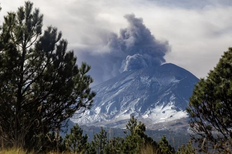 Popocatepetl Yanardağı faaliyete geçti! Uçuşlar iptal edildi