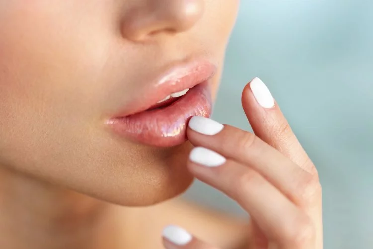 Pürüzsüz dudaklara sahip olmanın 6 püf noktası