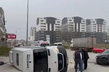 Bursa'da servis minibüsü ile otomobil çarpıştı
