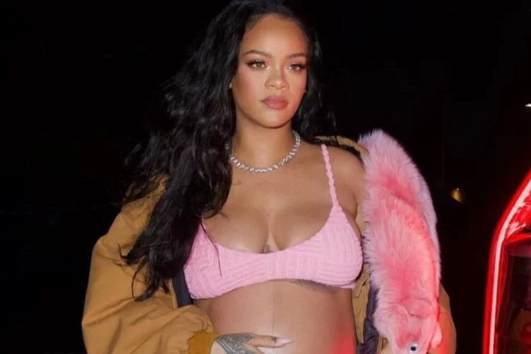 Rihanna: Göğüslerimi gösterdiğime pişmanım
