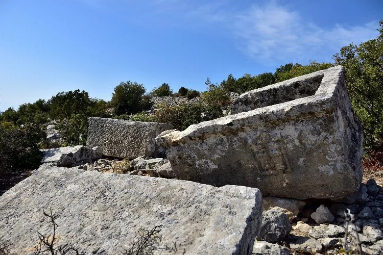Roma dönemine ait "Sinobiç" kalıntıları definecilerin saldırısına uğruyor